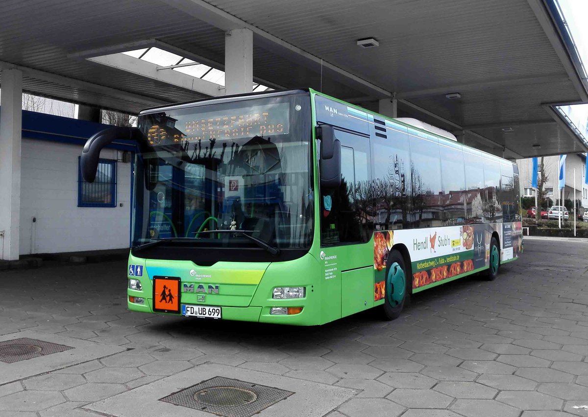 MAN Lion City von RhönEnergie steht an einer Tankstelle in Hünfeld im März 2017