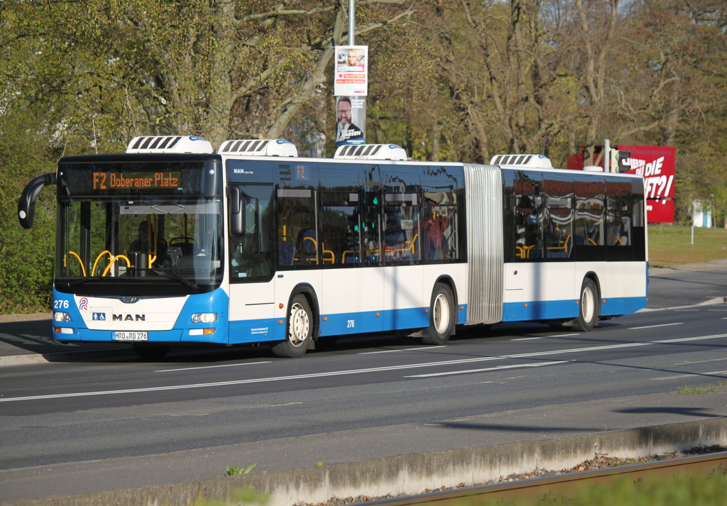 MAN Lion's City als Feldermaus F2 von Dierkower Kreuz, Rostock nach Doberaner Platz am Morgen des 22.04.2019 in Hhe Kunsthalle Rostock.