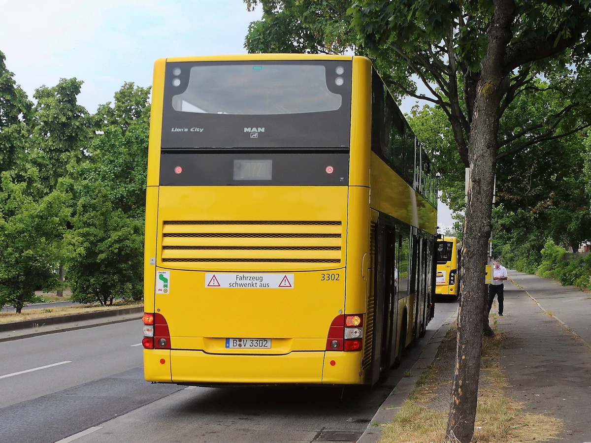 MAN Lion's City DD der BVG an der Endhaltestelle in Berlin Rudow am 02. Juli 2021. 