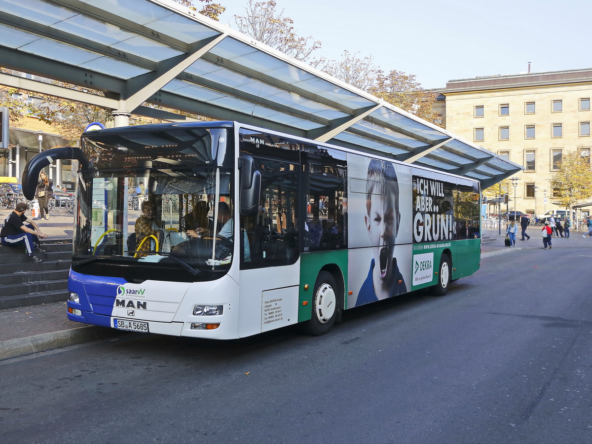 MAN Lion's City der Firma Aloys BARON GmbH aus 66351 Grorsseln vor dem Hauptbahnhof von Saarbrcken fr die SaarVV am 19. Oktober 2018.