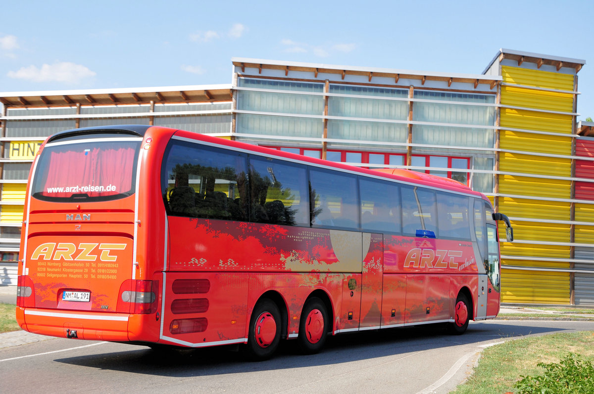 MAN Lions Coach von Arzt Reisen aus der BRD in Krems unterwegs.