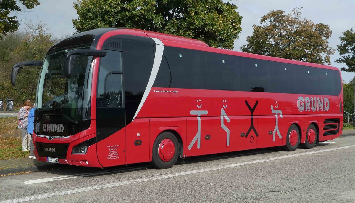 MAN Lion`s Coach des Busunternehmens GRUND rastet im Oktober 2020 an der A 7