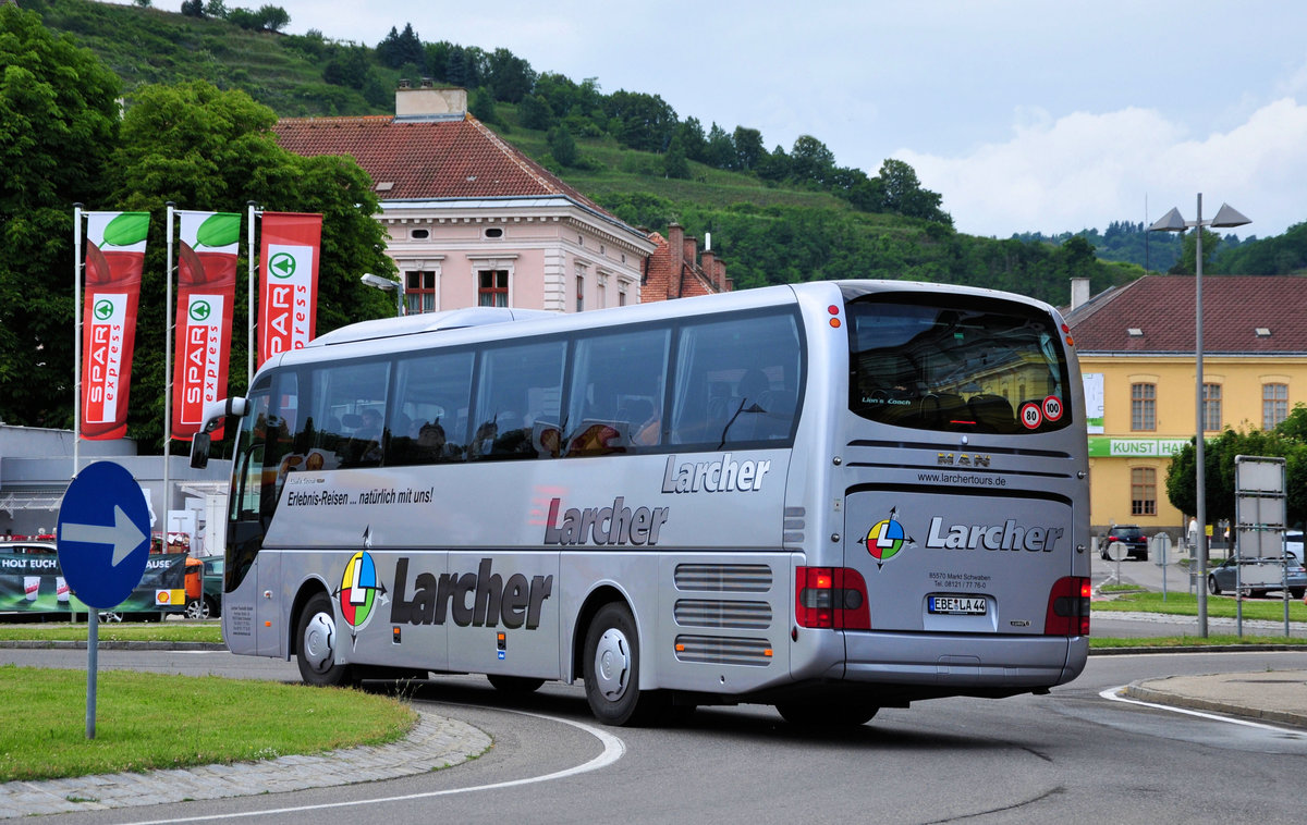 MAN Lions Coach von der Larcher Touristik aus der BRD in Krems gesehen.