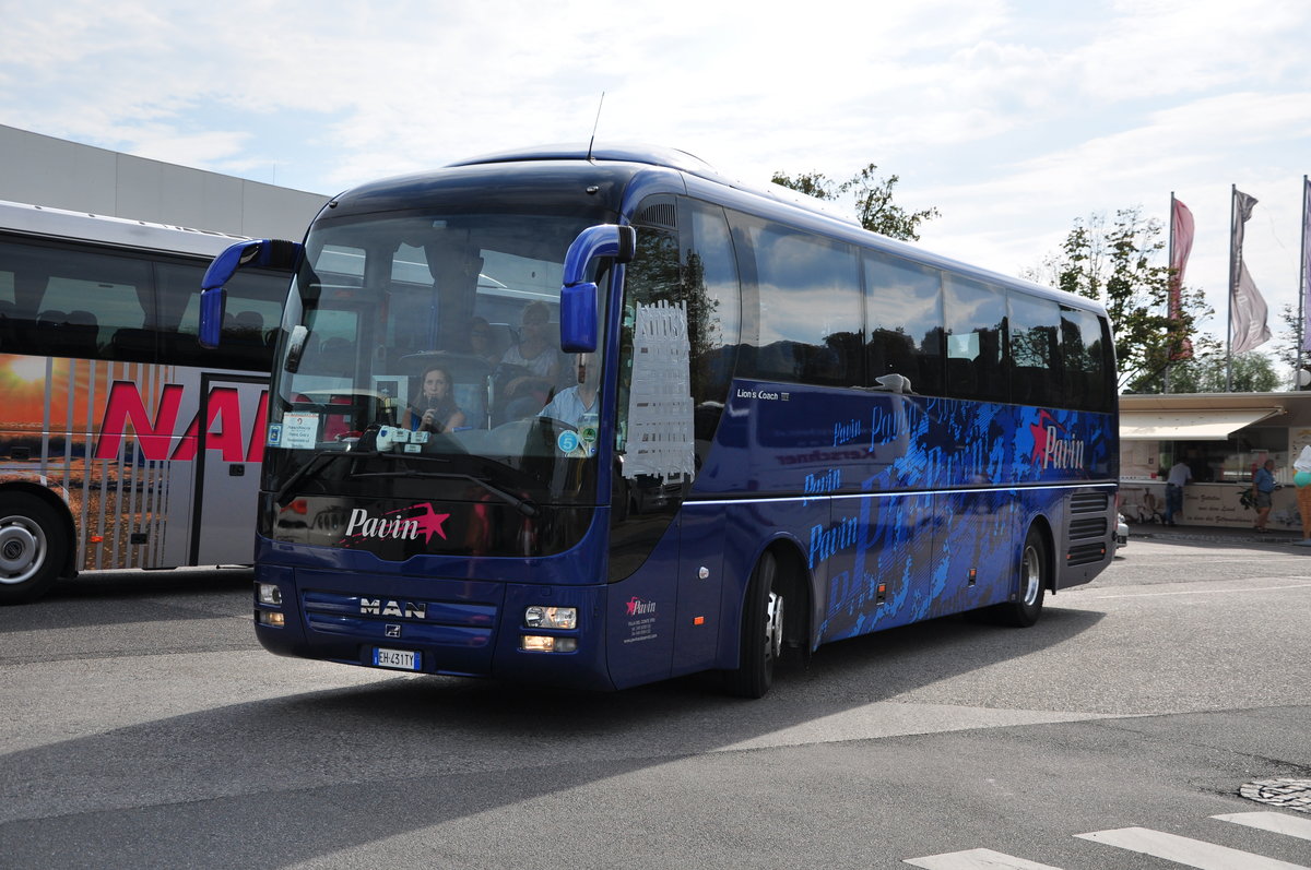 MAN Lion`s Coach von Pavin Reisen aus Italien in Krems gesehen.