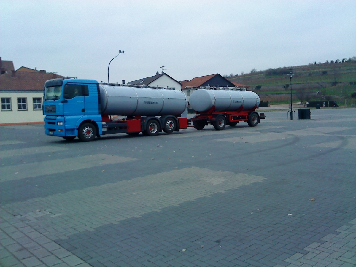 MAN TGA Hngerzug mit Tankaufbau auf dem Wurstmarktgelnde in Bad Drkheim am 05.12.2013