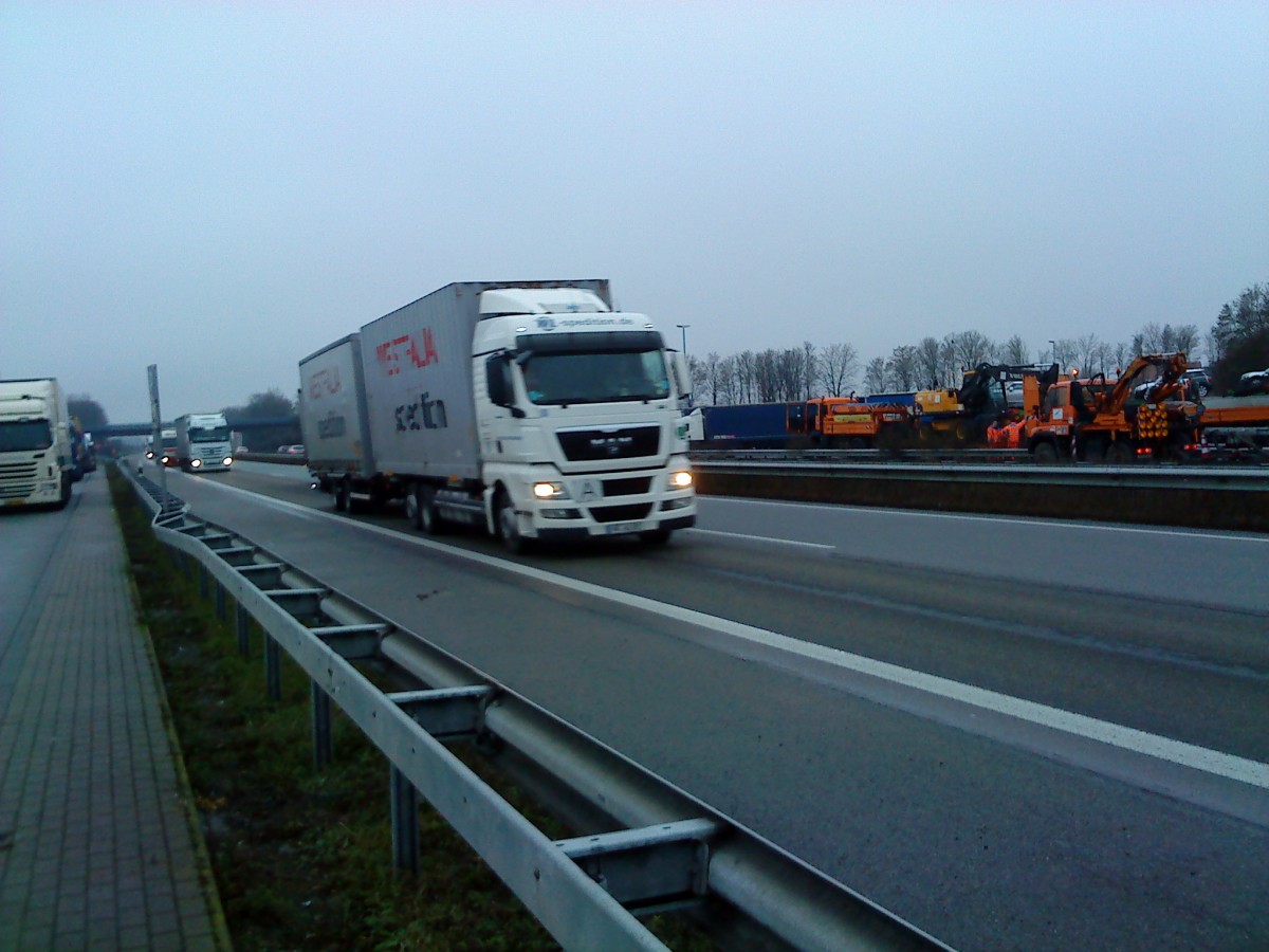 MAN TGX Hngerzug mit Pritsche-Planen-Aufbau gesehen auf der A 61 an der Raststtte Dannstadt am 14.01.2014