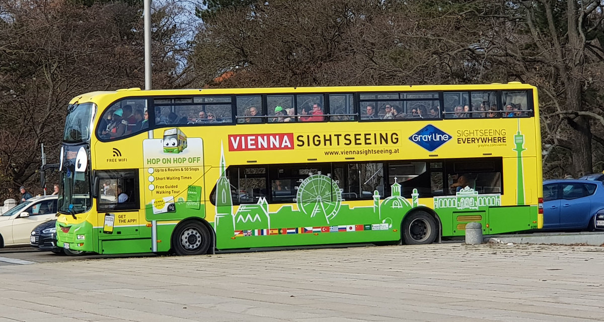 MAN von Vienna Sightseeing unterwegs bei Schloss Schnbrunn im November 2019