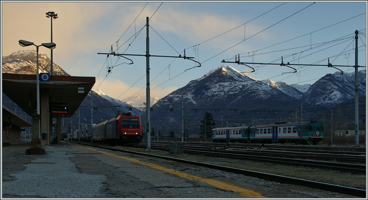 Manchmal ist man früher an der Fotostelle als die Sonne - so auch an diesem 24. Jan. 2014 in Domodossla, so dass die SBB Cargo Re 484 noch im morgendlichen Schatten stand. 
