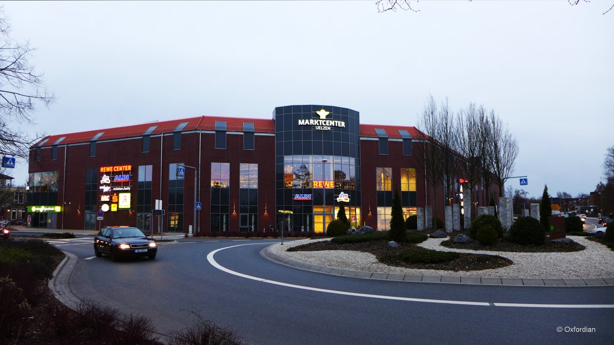 Marktcenter Uelzen am Abend.