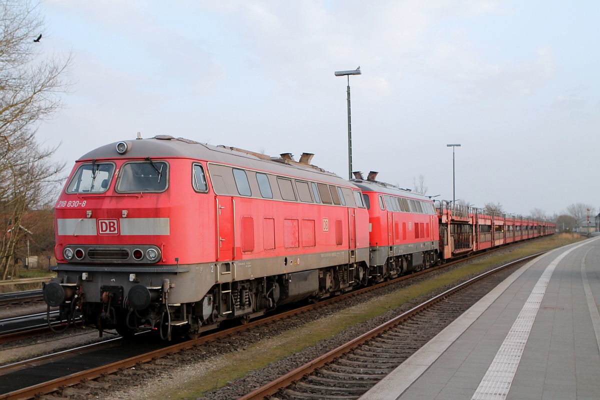 Marschbahn Gastlok 29: DB 218 830-8 ex 218 305-1, REV/HB X/03.03.15, Niebüll 08.04.2018