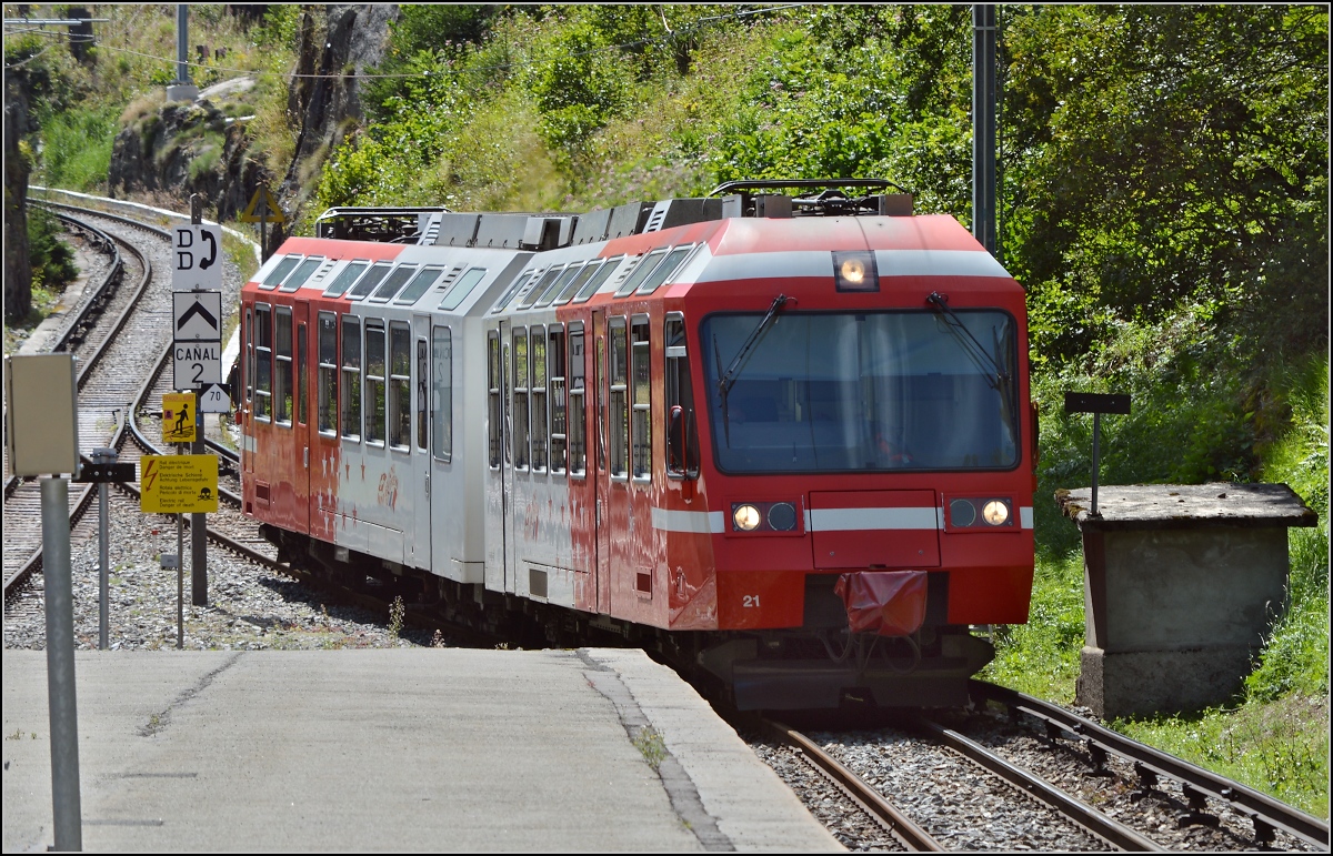 Martigny-Chamonix-Bahn BDeh 4/8 21 bei der Einfahrt nach Le Châtelard. August 2014.