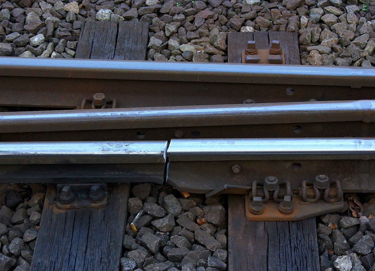 Massiver Stahl einfach so gebrochen...Eine der beiden Weichenzungen einer DKW im Bremer Hbf musste den Belastungen wohl Tribut zollen und gab nach...man begutachtete den Schaden und fortan fuhren alle Züge nach Emden durch die neu gebaute  Oldenburger Kurve  somit gab es nur geringfügige Änderungen im Betriebsablauf...Bremen Hbf 20.11.2015