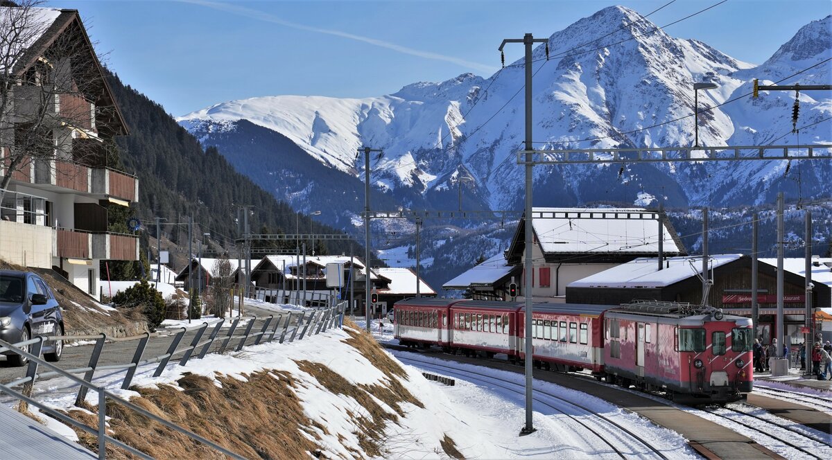 Matterhorn-Gotthard Bahn.
Sportzug Sedrun-Dieni mit dem MGB Deh 4/4 22 in Sedrun am 11. Februar 2023.
Foto: Walter Ruetsch
