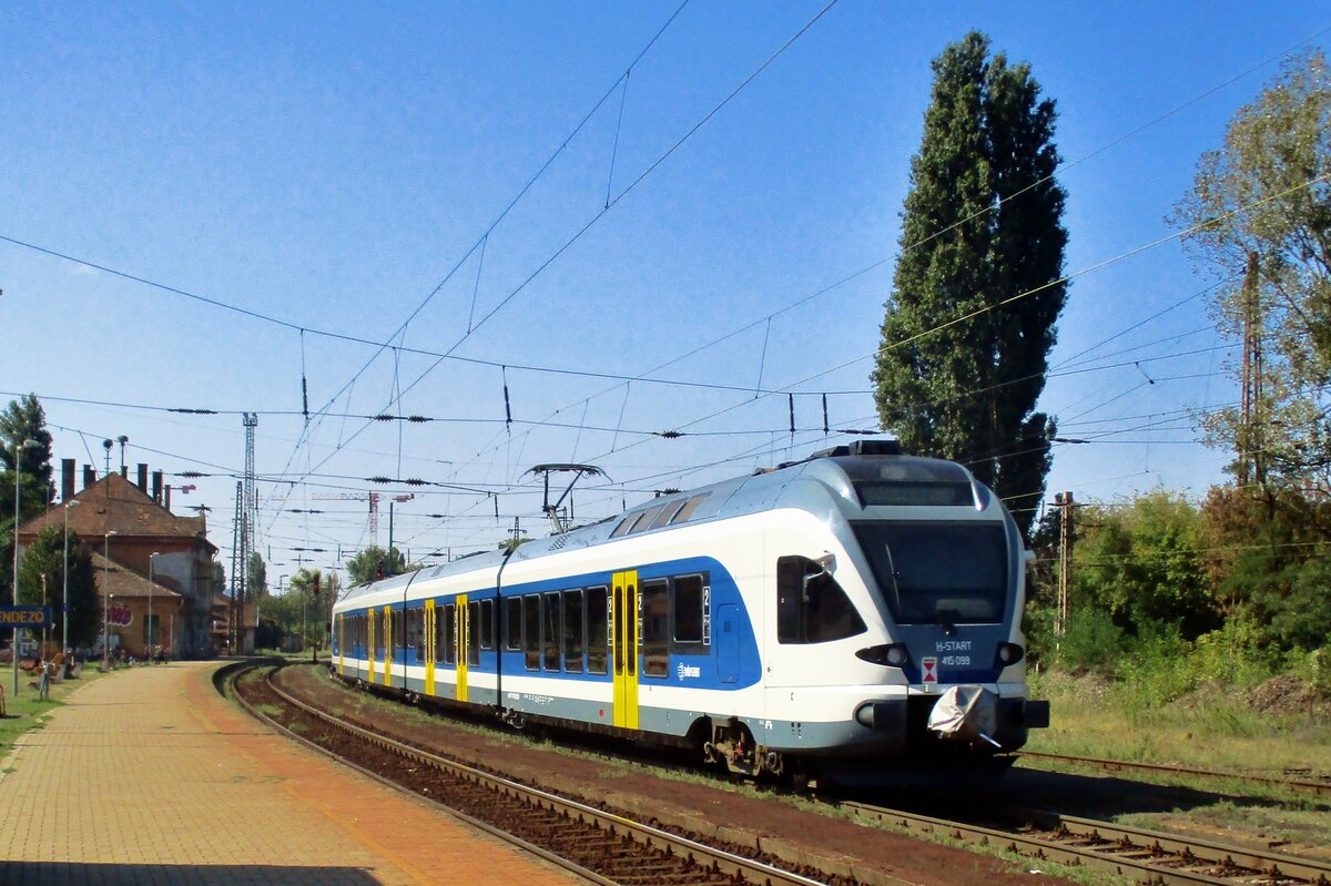 MAV 415 099 verlässt am 9 September 2018 Rakoszrendeszö. Mann beobachte die Ähnlichkeiten zwischen das Ungarische Farbenschema für die FLIRT-1 (415) und die Niederländische FLIRT-3. 