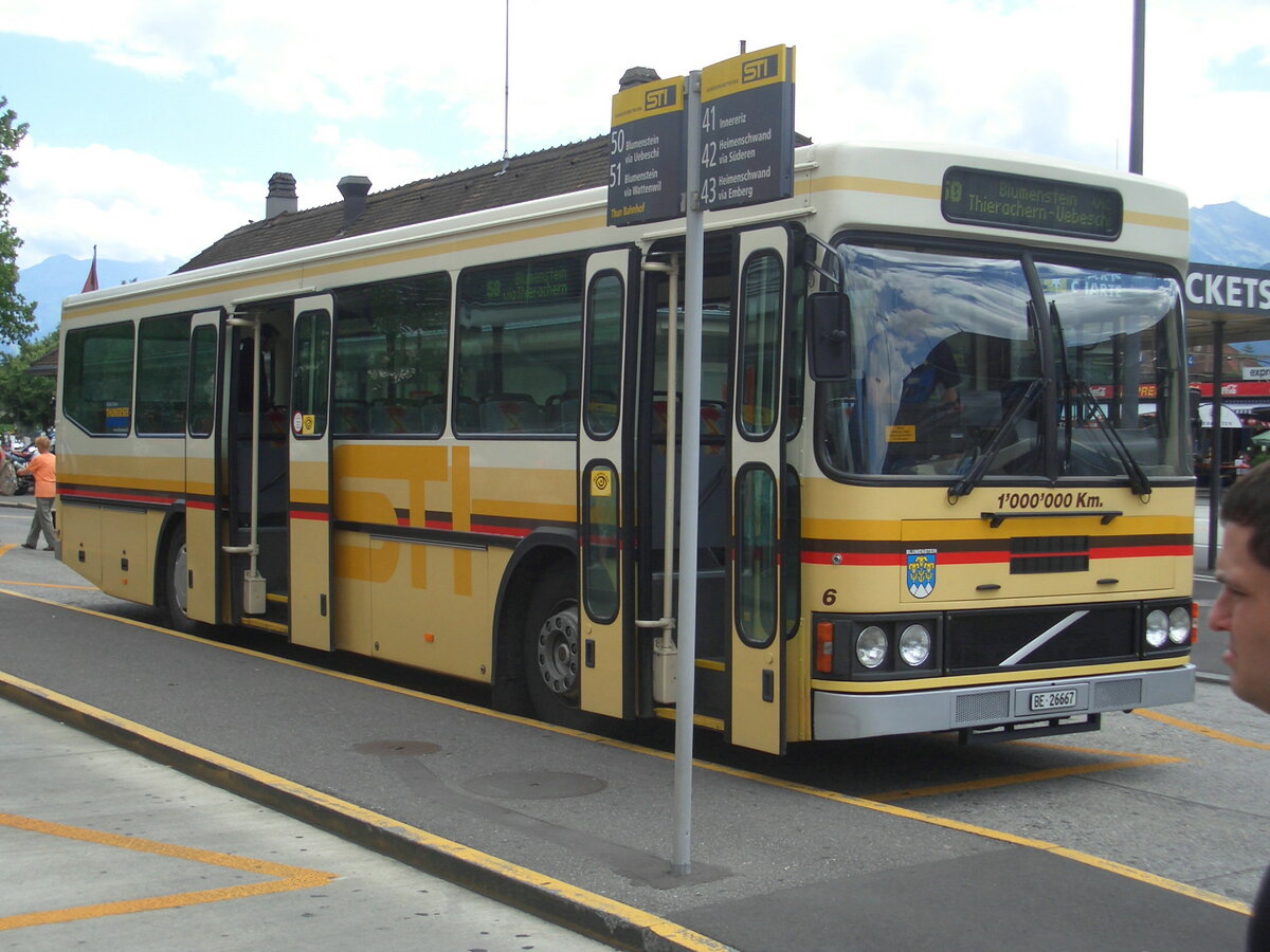 (MB-028) - Aus dem Archiv: STI Thun - Nr. 6/BE 26'667 - Volvo/FHS (ex TSG Blumenstein Nr. 6) am 1. August 2006 beim Bahnhof Thun