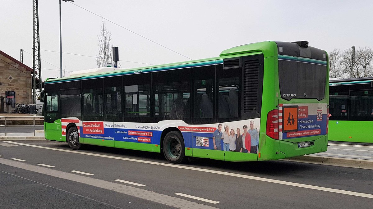 =MB Citaro (1750) von RhoenEnergie steht im März 2021 auf dem Busplatz in Hünfeld