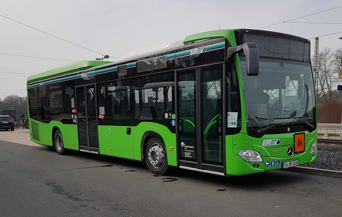 =MB Citaro (2036) von RhoenEnergie steht im März 2021 auf dem Busplatz in Hünfeld