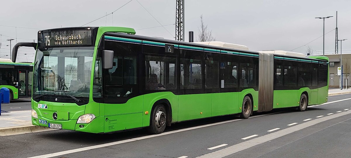 =MB Citaro (2079) von RhoenEnergie steht im Dezember 2024 auf dem Busplatz in Hünfeld 