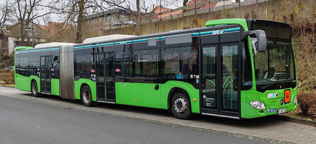 MB Citaro (2080) von RHOEN-ENERGIE steht im Dezember 2024 am Hünfelder Bahnhof