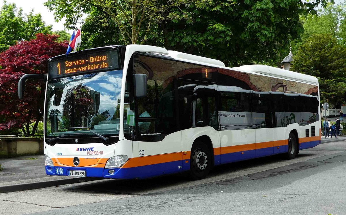 MB Citaro als Stadtbus der ESWE steht an der Haltestelle Nerobergbahn in Wiesbaden im Mai 2017