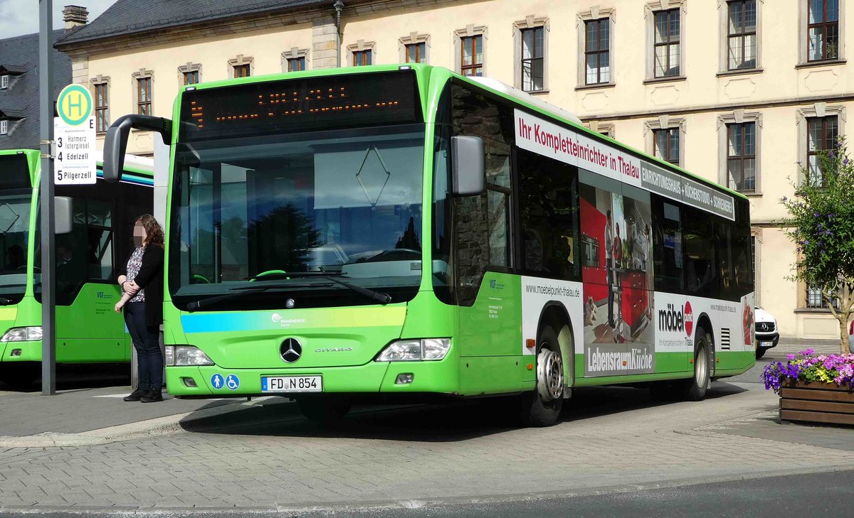 MB Citaro von RhnEnergie als Werbetrger fr  MBEL_PUNKT THALAU  steht am Busplatz Heertor in Fulda, Juni 2017