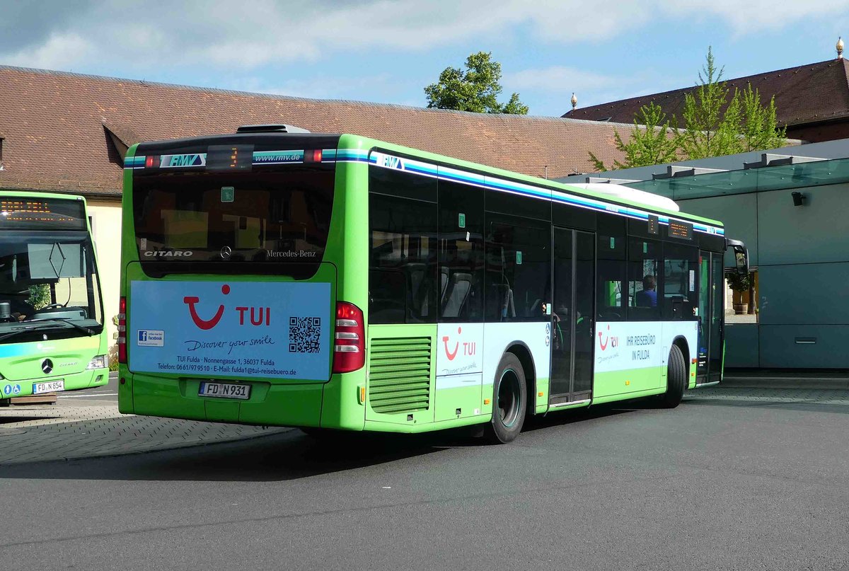 MB Citaro von RhnEnergie als Werbetrger ein Reiseunternehmen verlsst den Busplatz Heertor in Fulda, Juni 2017