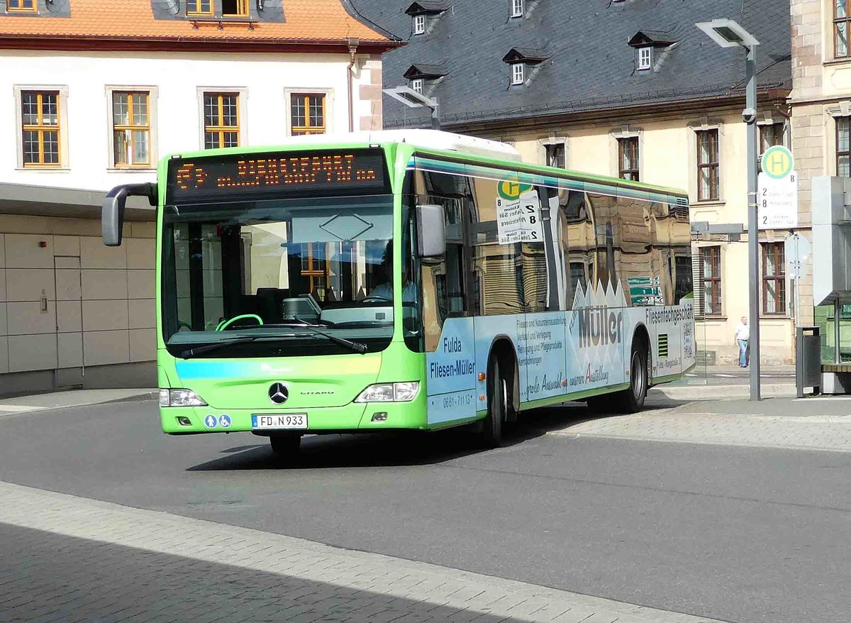 MB Citaro von RhnEnergie als Werbetrger fr ein Fliesenfachgeschft verlsst den Busplatz Heertor in Fulda, Juni 2017