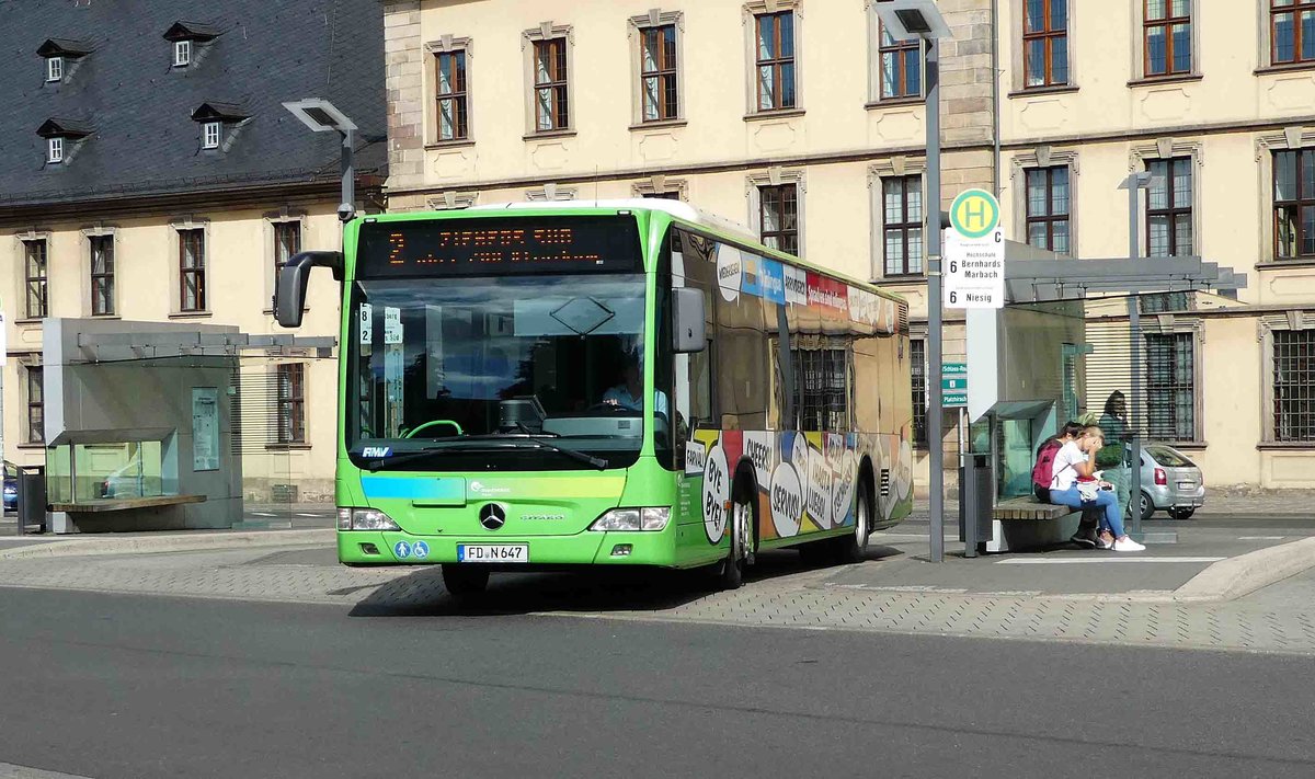 MB Citaro von RhnEnergie als Werbetrger fr die Fuldaer Sprachschule INLINGUA steht am Busplatz Heertor in Fulda, Juni 2017