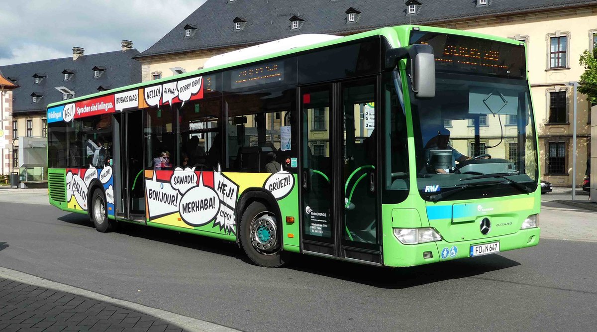 MB Citaro von RhnEnergie als Werbetrger fr die Fuldaer Sprachschule INLINGUA steht am Busplatz Heertor in Fulda, Juni 2017