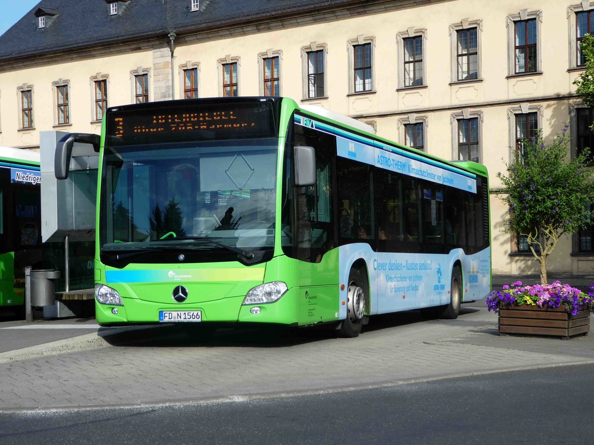 MB Citaro von RhnEnergie als Werbetrger fr Fuldaer Fensterhersteller steht am Busplatz Heertor in Fulda, Juni 2017