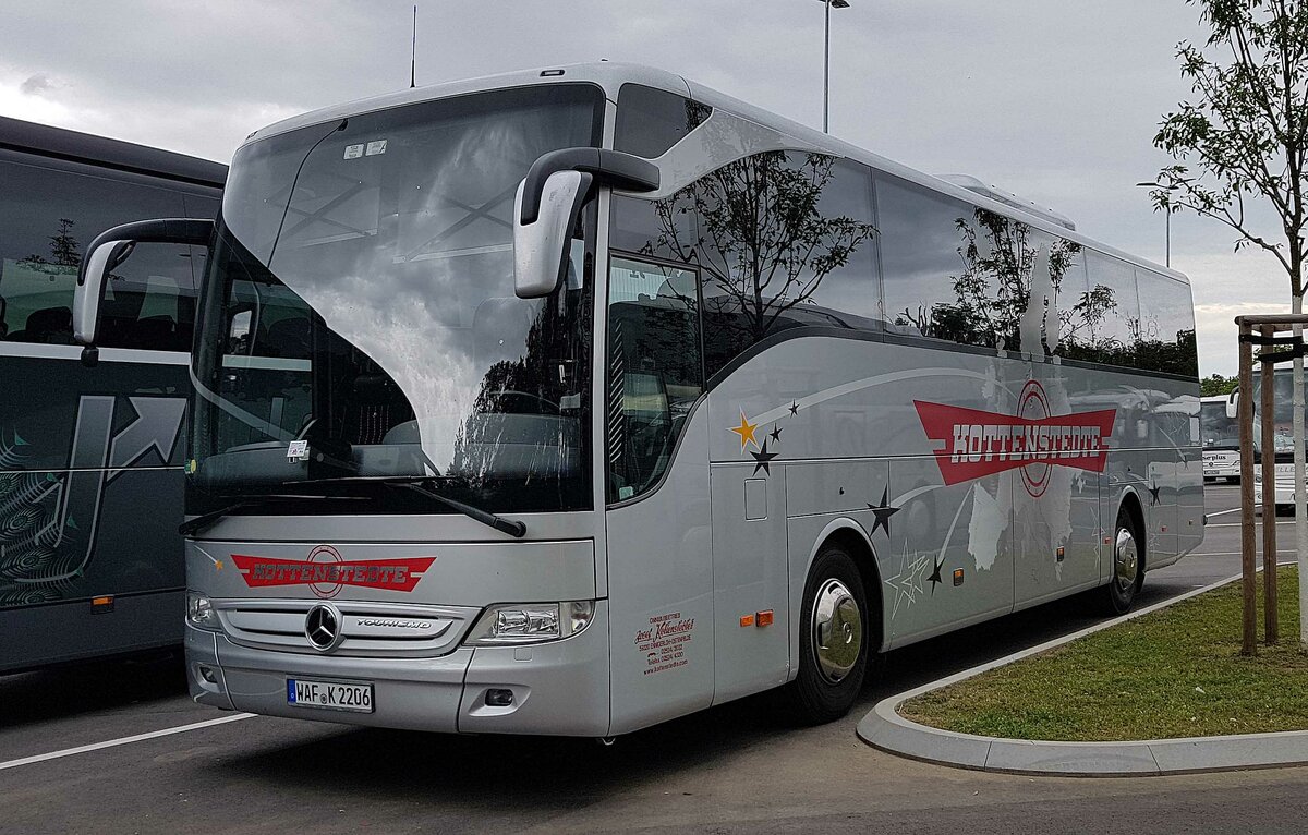 MB Tourismo des Busunternehmens KOTTENSTEDTE steht im August 2021 auf dem Parkplatz der BuGa in Erfurt