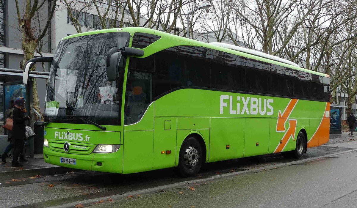 MB Tourismo von  FLIXBUS France  wartet auf Zusteiger am HBF Karlsruhe, 12-2018