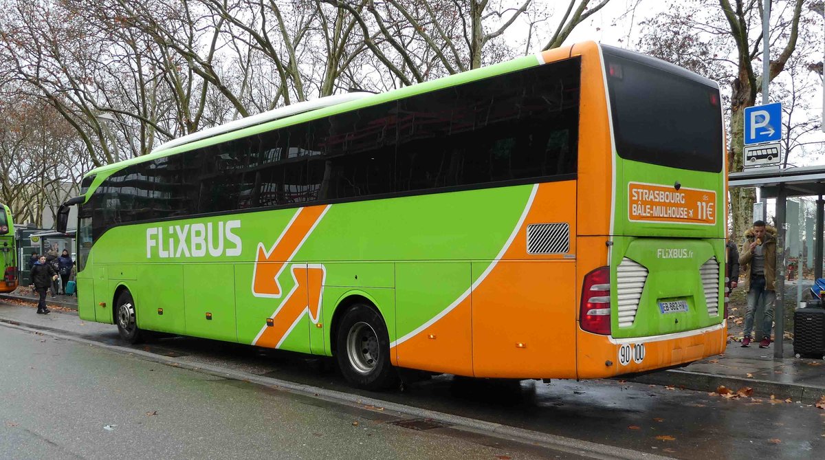 MB Tourismo von  FLIXBUS France  wartet auf Zusteiger am HBF Karlsruhe, 12-2018