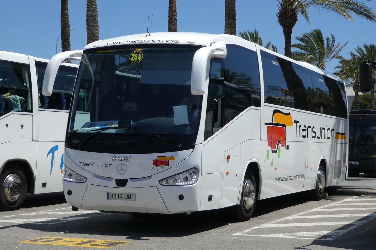 MB von  Transunion  wartet auf ankommende Fluggste am Airport Palma / Mallorca im Juni 2016 