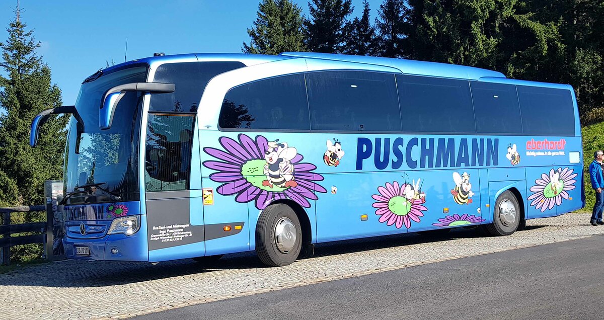 MB Travego vom Busunternehmen PUSCHMANN stoppt auf einem Parkplatz der Roßfeldhochstrasse bei Berchtesgaden, 09-2022