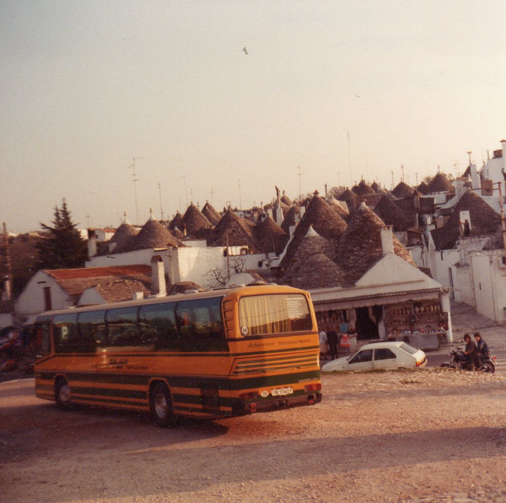 (MD006) - Aus dem Archiv: aus der Schweiz: AvH Heimenschwand - Nr. 10/BE 57'461 - Neoplan im Mrz 1983 in Alberobello