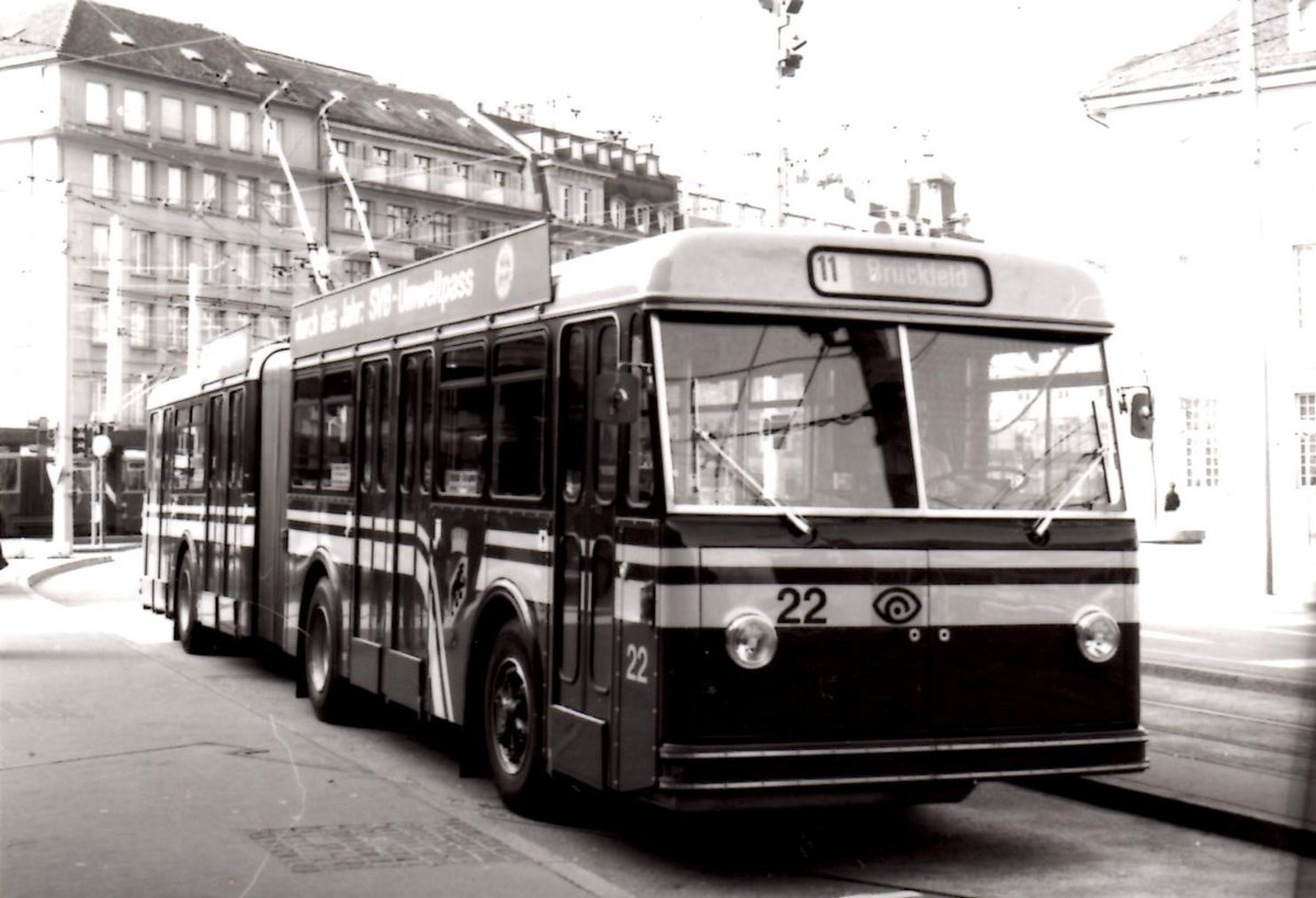 (MD214) - Aus dem Archiv: SVB Bern - Nr. 22 - FBW/SWS-R&J Gelenktrolleybus um 1990 in Bern