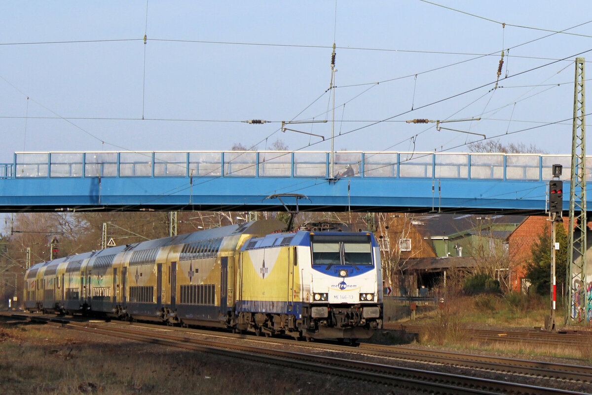 ME 146-13 fährt in den Tostedter Bahnhof ein. Datum: 25.03.2022