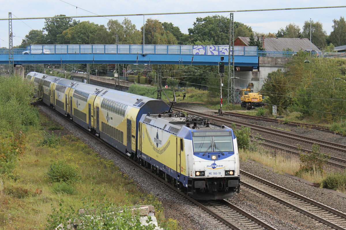 ME 146-18 kommt aus Hamburg und macht gleich  Halt  im Tostedter Bahnhof. Datum: 29.09.2023.