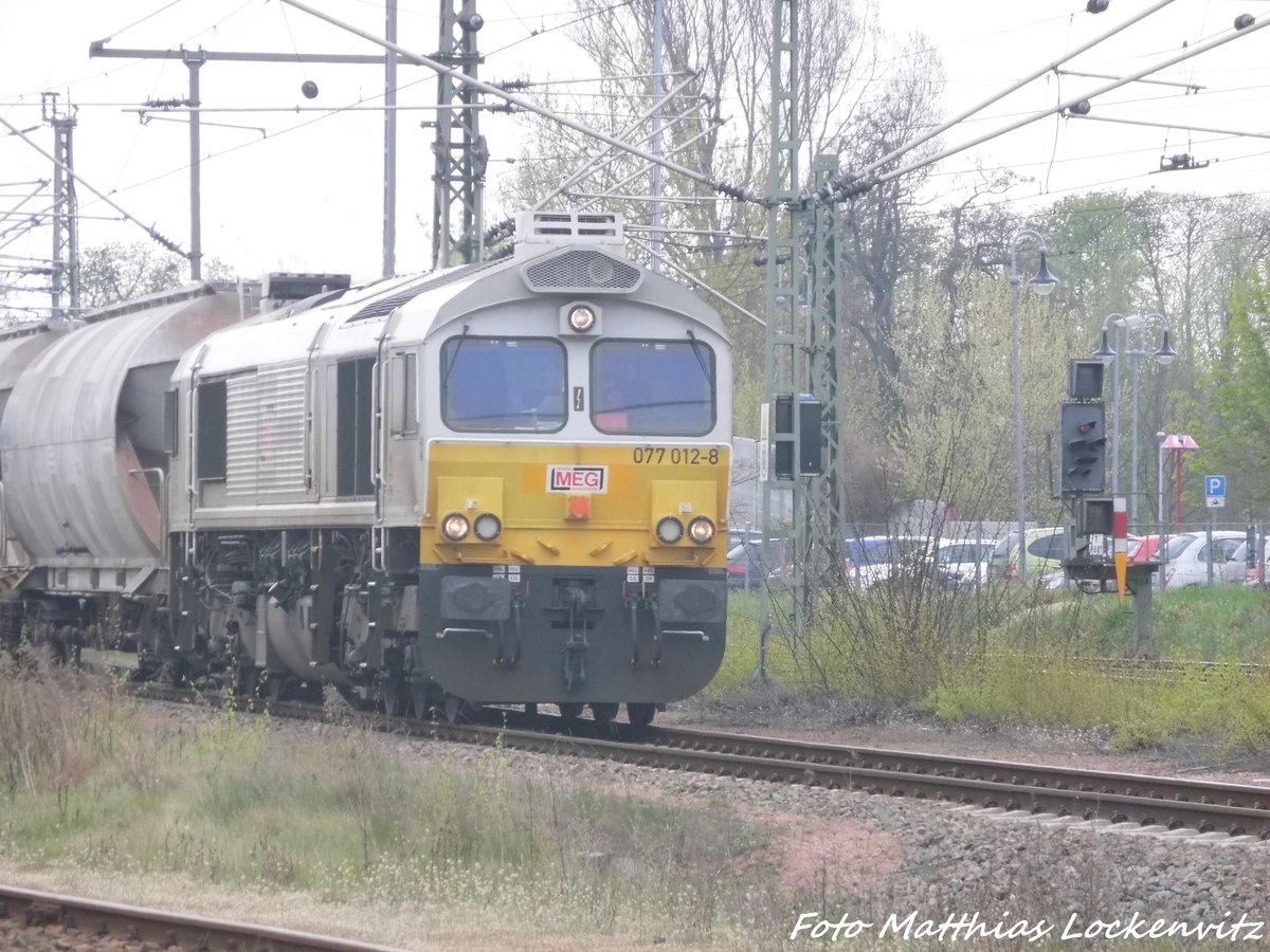 MEG 077 012-8 mit einen Gterzug beim zwischenhalt in Delitzsch am 13.4.16