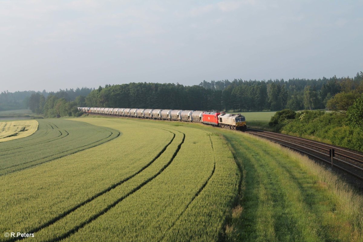 MEG 077 012 und 801 mit dem Leerzementzug Regensburg Hafen - Rüdersdorf bei Berlin bei Oberteich. 10.06.16