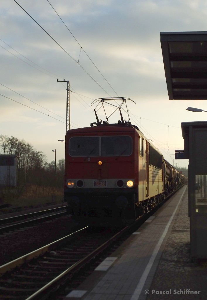 MEG 155 179 mit dem leerem Kesselwagenzug aus Rhäsa nach Stendell in Elsterwerda Hbf, 14.12.2013. 