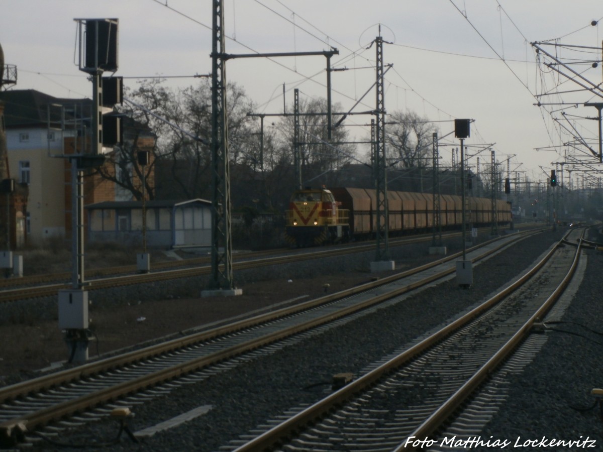 MEG 210 mit einem Kohlezug kurz vor dem durchfahren des Merseburger Bahnhofs am 6.1.15