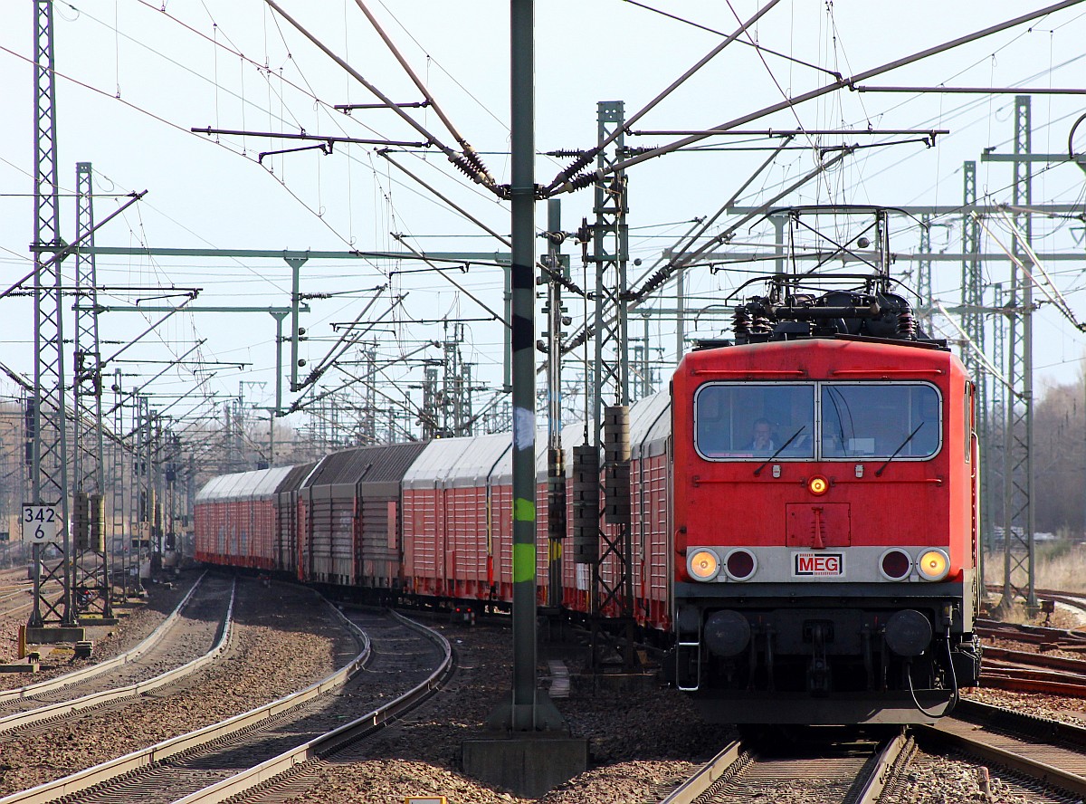 MEG 705/ 155 196-9 schlängelt sich hier mit ihrem Autologistikzug durch HH-Harburg. 010.04.2015