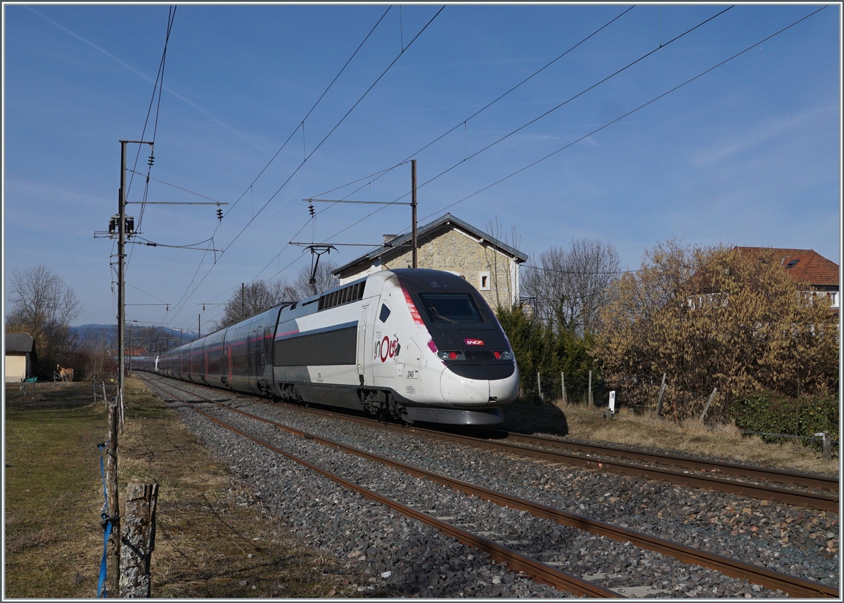 Mehr als überrascht war ich, was man wohl auch am nicht ganz gelungen Bild bemerkt, als ein TGV in St-Laurent, auf der Strecke La Roche sur Foron - Annecy vorbei fuhr. Das Bild zeigt den inoui TGV Duplex Rame 240 bei der Durchfahrt in St-Laurent. 

12. Februar 2022 