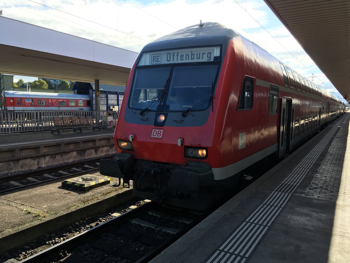 Mehrere DoSto´s als Re 17016 nach Offenburg in Basel Bad Bf mit Schublok 146 216 am 3.10.16