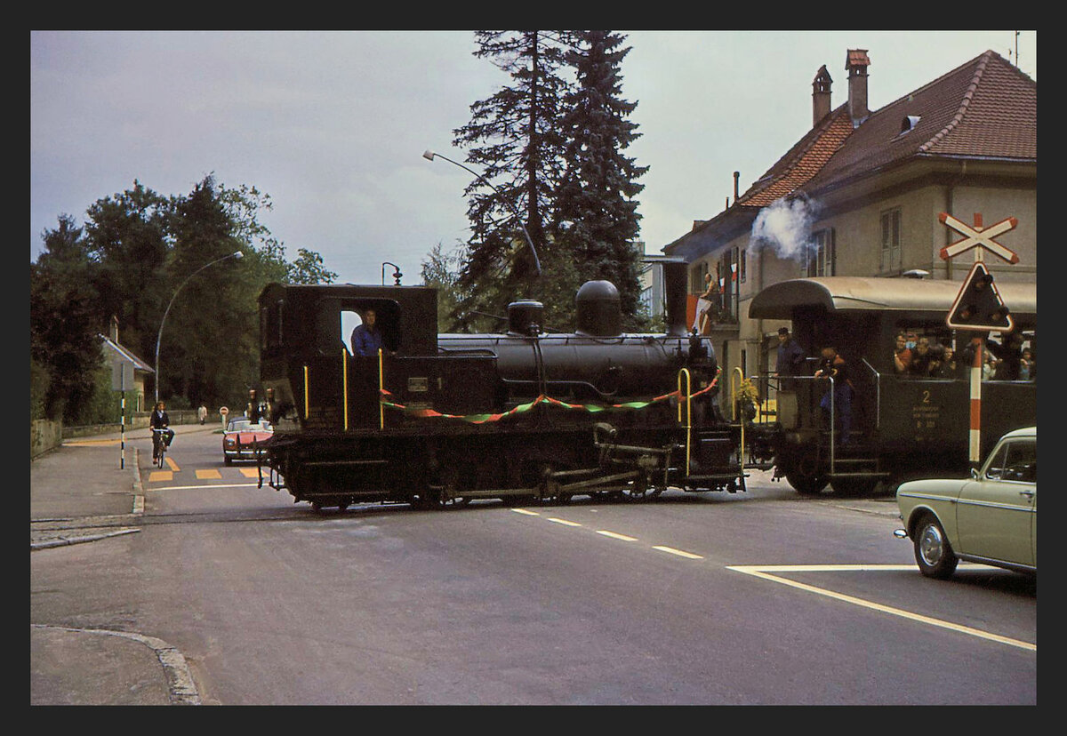 Mehrmals am Tag das Grossereignis in Wabern: Die Dampflok der Gaswerkbahn überquert nach lautem andauerndem Pfeifen die Seftigenstrasse. Hier während der Abschiedsfahrten am 31.August 1968 