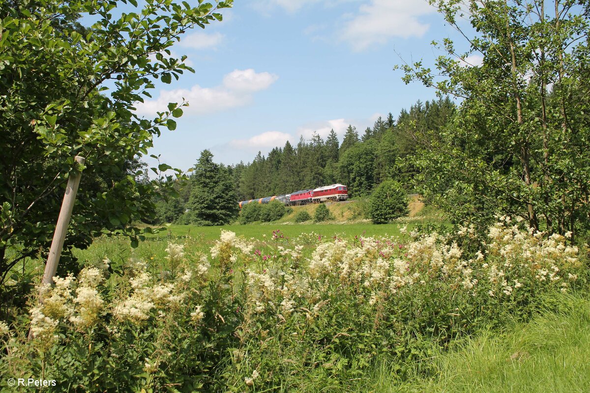 Mei is des zuwachsn😟 132 426 NRE+ 232 173 TRG und EP Cargo Vectron mit einem Kesselzug, Elbtal-Umleiter, auf dem Weg von Hof nach Cheb/Eger an der Schnepfenmühle Richtung Marktredwitz. 21.07.21