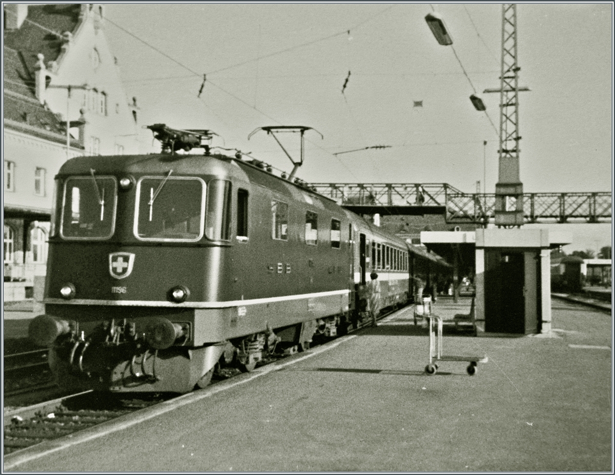 Mein Beitrag zum Abschied der traditionellen Wagen-Lok Komposition Zürich - München: Knipse- Bilder aus alten Zeiten. Ich bin mir bewusst, dass die Qualität dieser beiden Bilder heutigen Ansprüchen kaum mehr genügt, doch welcher Eisenbahnfan bekommt beim Betrachten dieser Bilder nicht feuchte Augen, und da dürfe die scharfen Pixel ohnehin etwas etwas verschwimmen... Die DB 218 455-4 und eine Schwester Lok erreichen mit dem FD 286  Bavaria  Lindau HBF, wo dann die SBB Re 4/4 II 11196 den Zug zur Weiterfahrt nach Zürich übernehmen wird.

21. Juli 1983