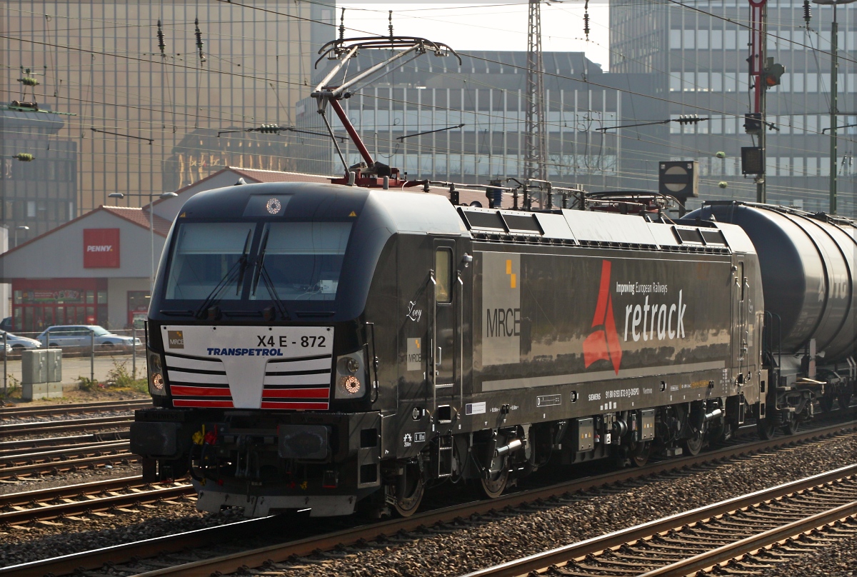 Mein erster Vectron... Im Gegenlicht kam mir X 4E 872  retrack  am 14.03.14 in Düsseldorf Rath vor die Linse